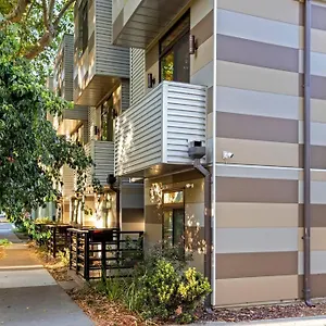 luxurious-brownstone-retreat-walk-to-dt-golden1.bestsacramentohotels.com/